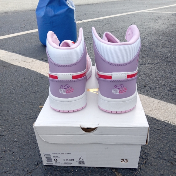 Air Jordan 1 Mid, Valentine's Day - Picture 4 of 5